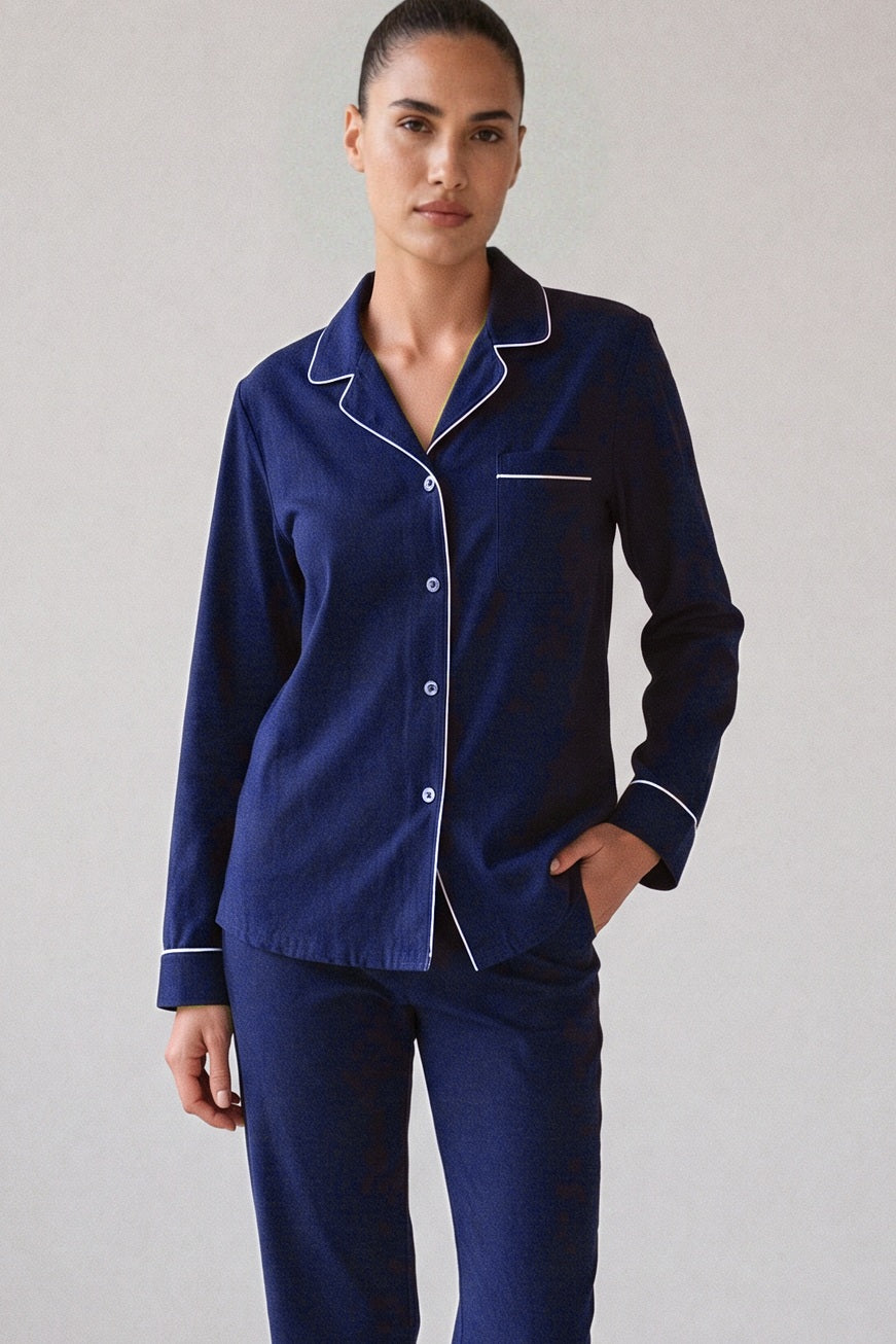 Marineblauwe flanellen pyjamatop met reverskraag, borstzak en witte biezen, close-up