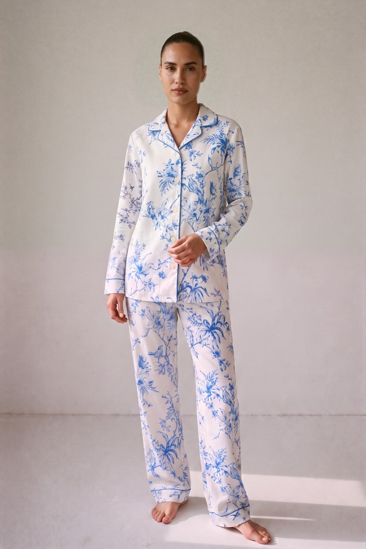 Witte flanellen pyjama met blauwe vogel- en bloesemprint, gedragen, vooraanzicht