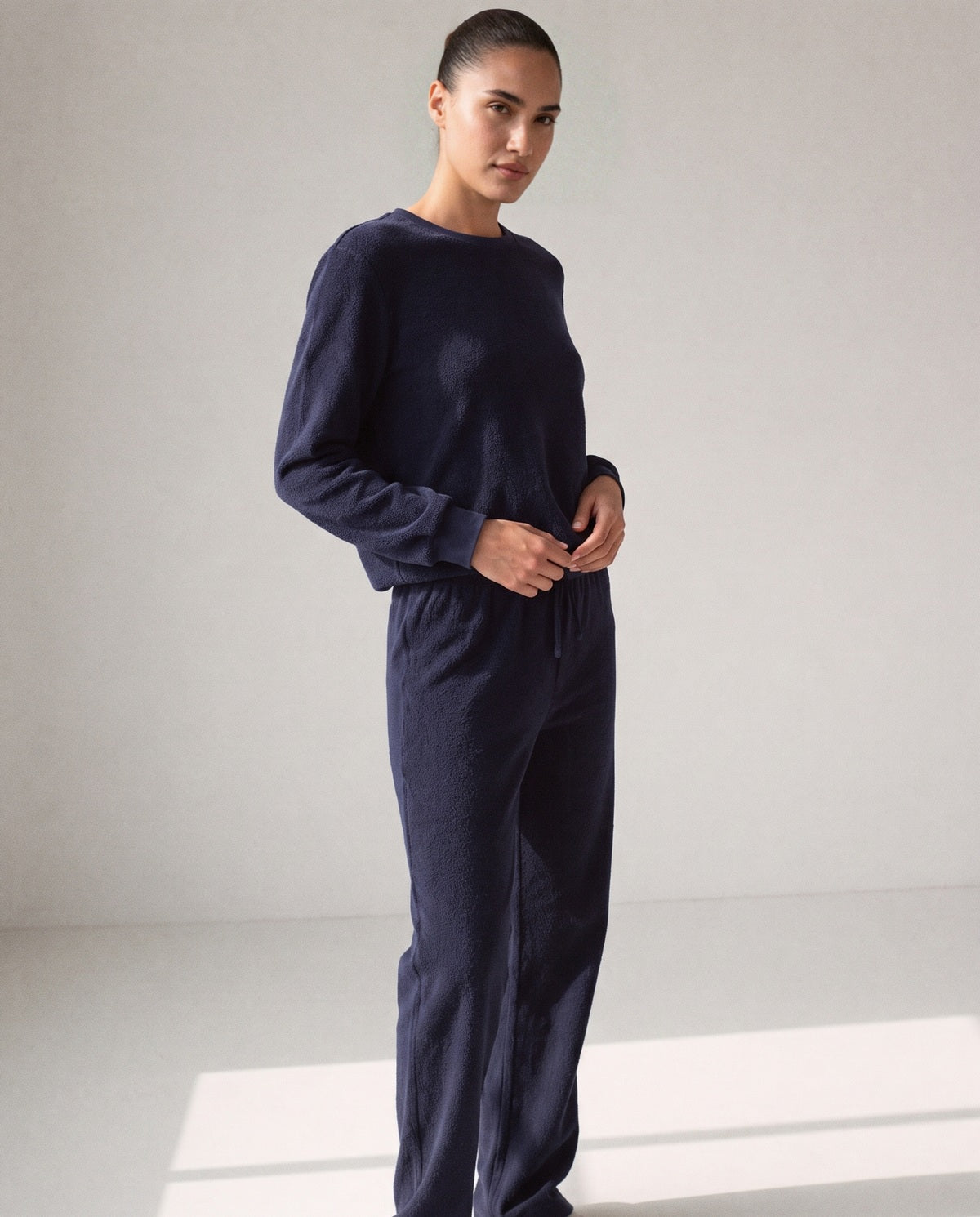 Donzige fleece pyjama met raglantrui en rechte broek in marineblauw, gedragen, volledige lengte