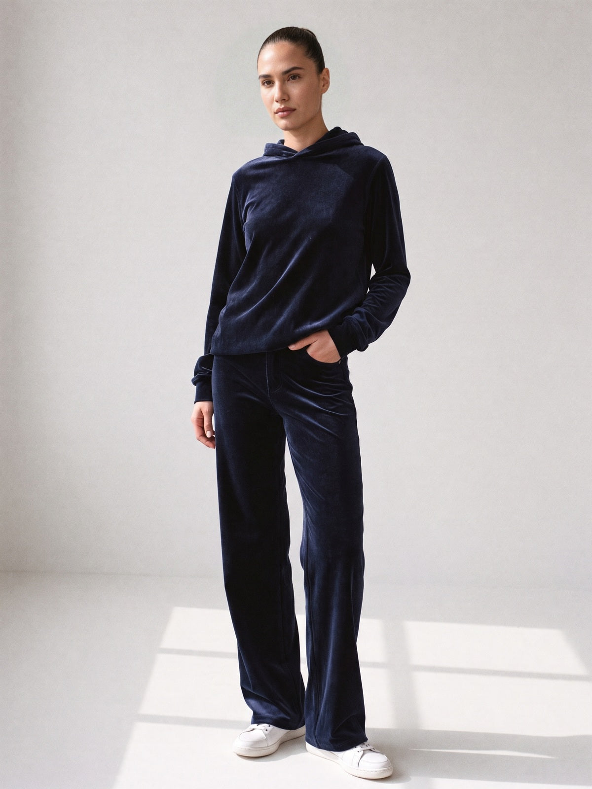 Fluwelen huispak met hoodie en wijde broek in marineblauw, gedragen, volledige lengte