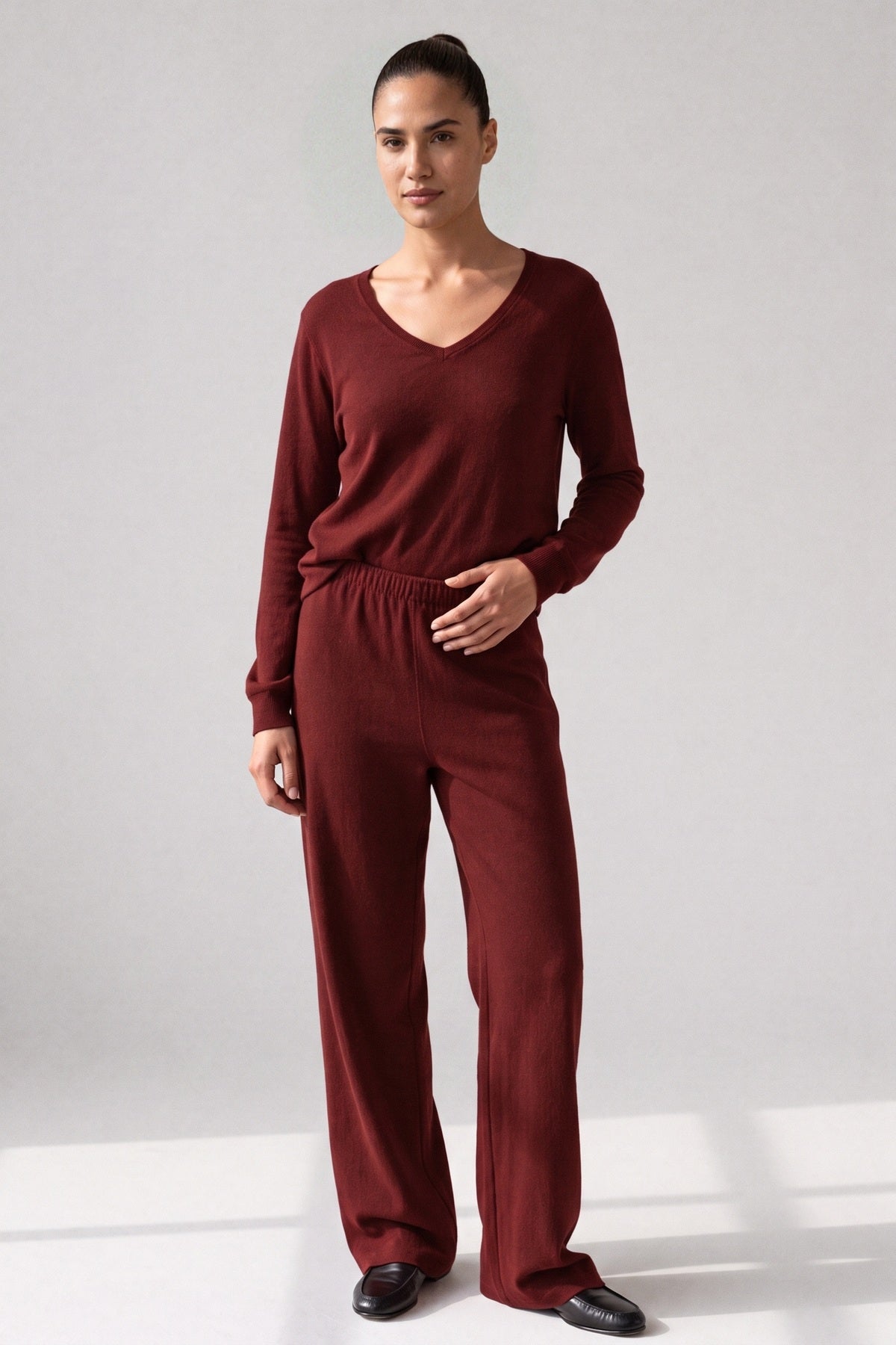 Gebreide co-ord set met trui met V-hals en wijde broek in bordeaux, gedragen, volledige lengte
