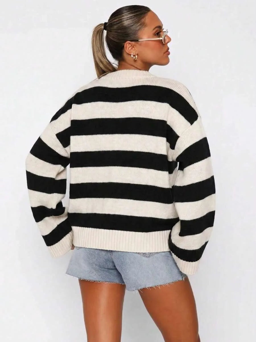 Oversized trui met ronde hals in zwart-wit gestreept, studiofoto