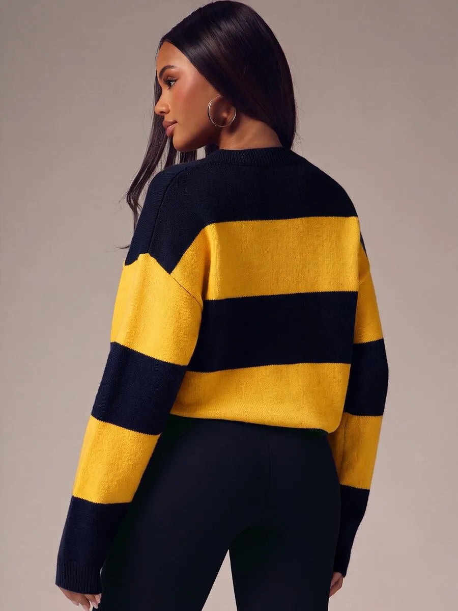 Oversized trui met brede strepen en knoopjes in mosterdgeel/marine, gedragen