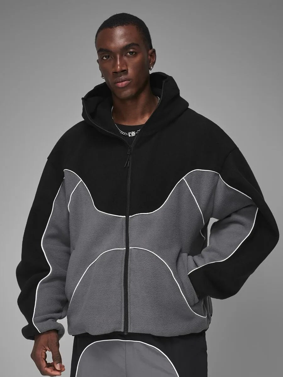 Korte herenjas met capuchon in donkergrijs fleece, gedragen, voorkant