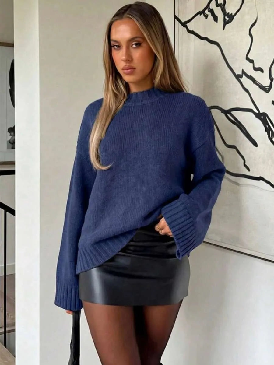 Oversized trui met ronde hals in marineblauw, gedragen