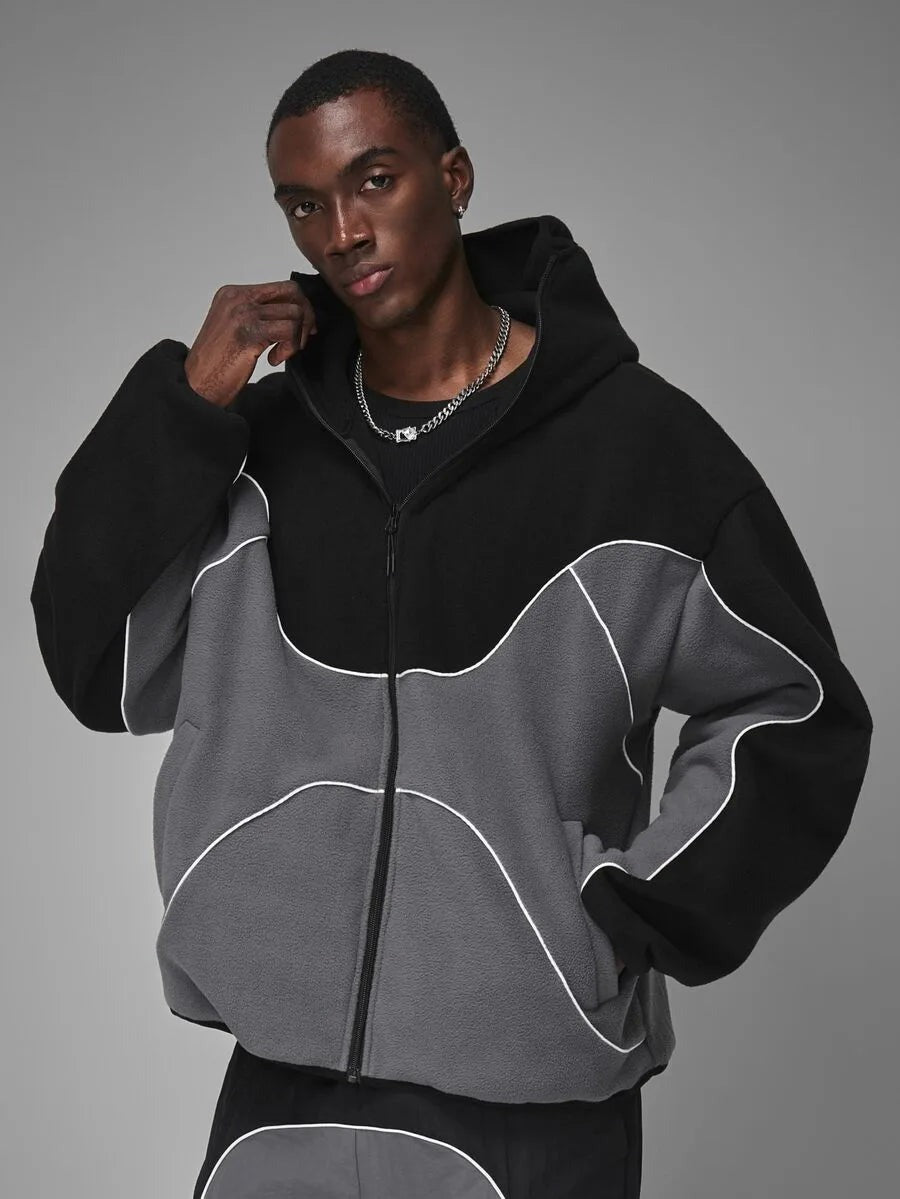 Korte herenjas met capuchon in donkergrijs fleece, gedragen, voorkant