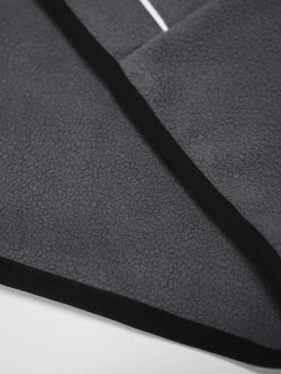 Korte herenjas met capuchon in donkergrijs fleece, close-up van de fleece