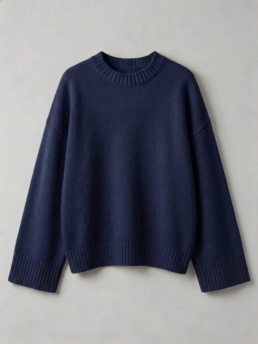 Oversized trui met ronde hals in marineblauw, plat gefotografeerd