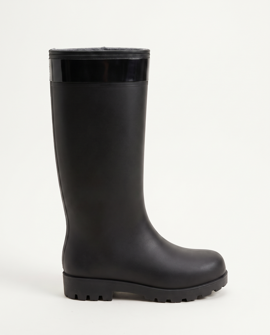 Zwarte hoge regenlaars met glanzende bies, vrijstaand op witte achtergrond | Boutique Moda