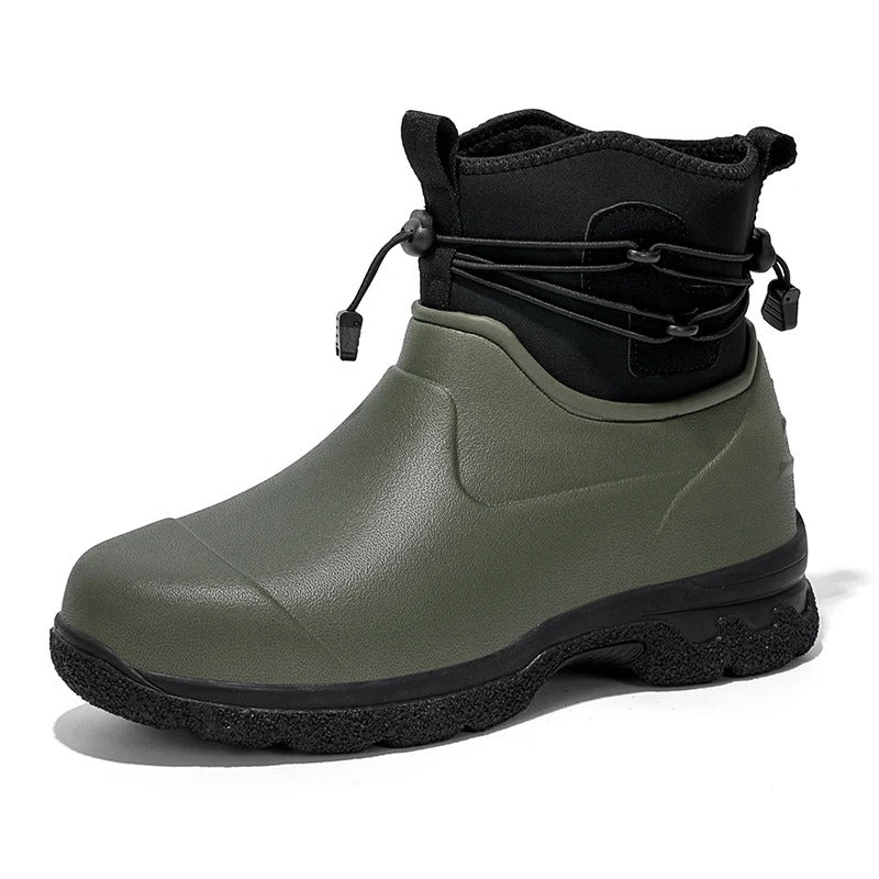 Groene enkellaars met zwarte details en veterstrik, los op witte achtergrond getoond | Boutique Moda