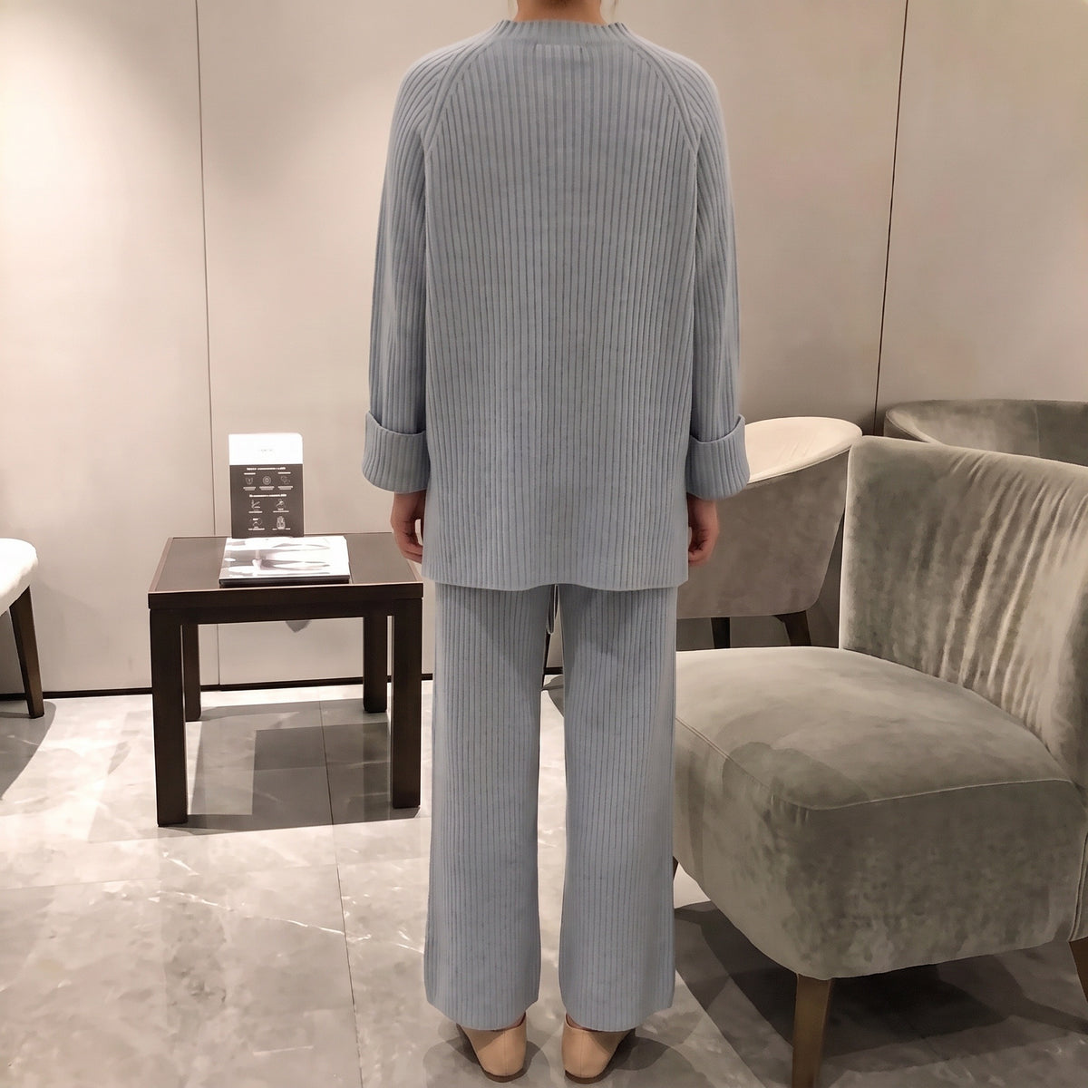 Lichtblauwe geribbelde loungeset met blazer en broek, gedragen door persoon, achteraanzicht | Boutique Moda