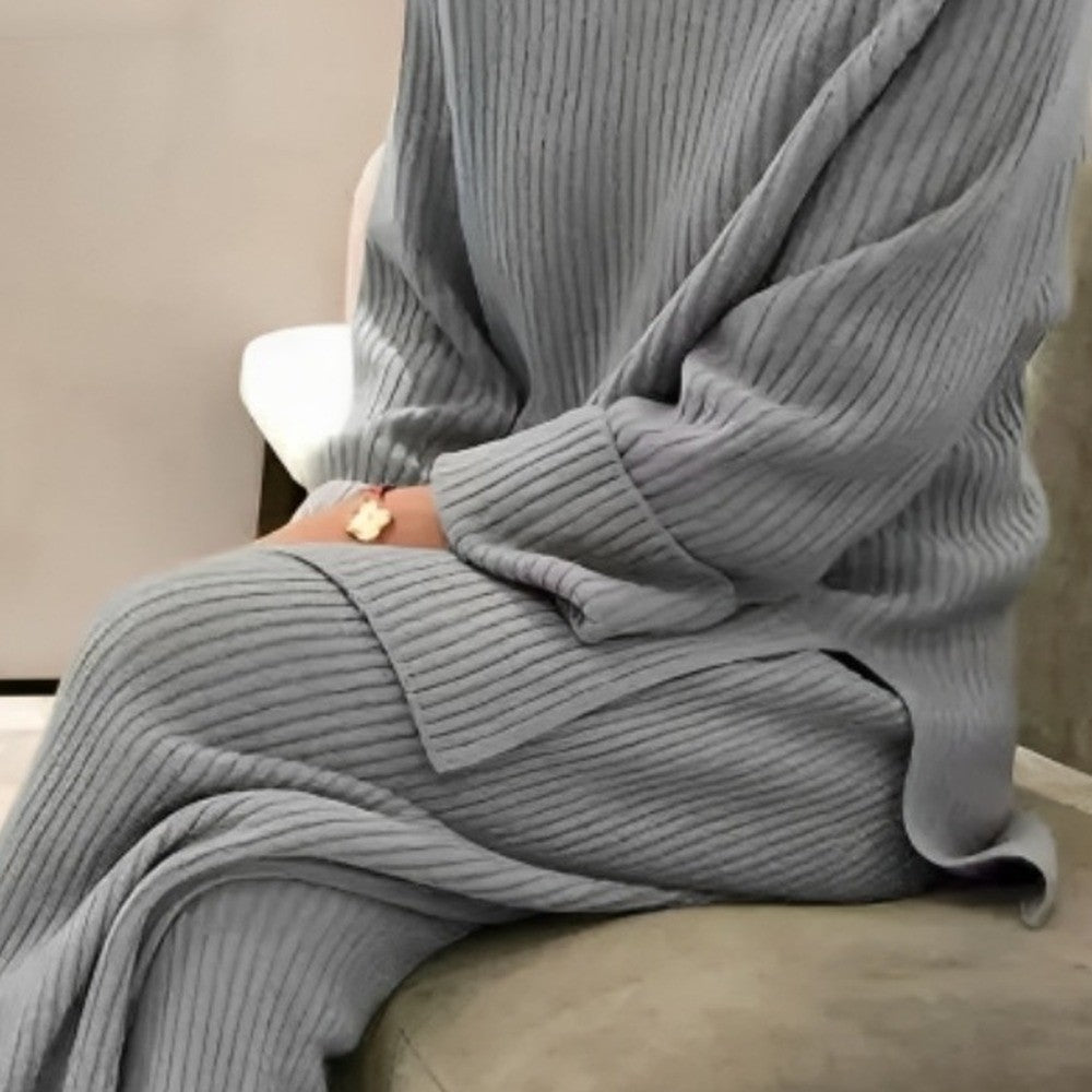 Grijze geribbelde loungeset, los model, gedragen door zittende persoon, close-up detail | Boutique Moda