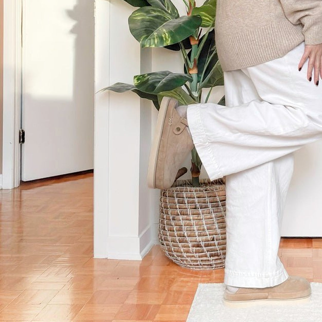 Beige suède clog met plateauzool, gedragen door persoon, wit interieur | Boutique Moda