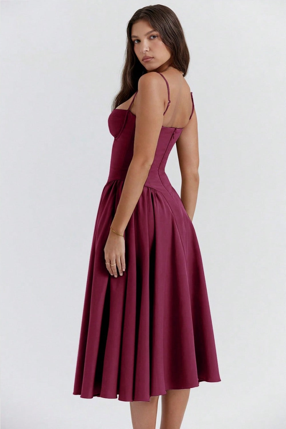 Bordeauxrode midi-jurk met korsettop en wijde rok, achteraanzicht, gedragen door model | Boutique Moda