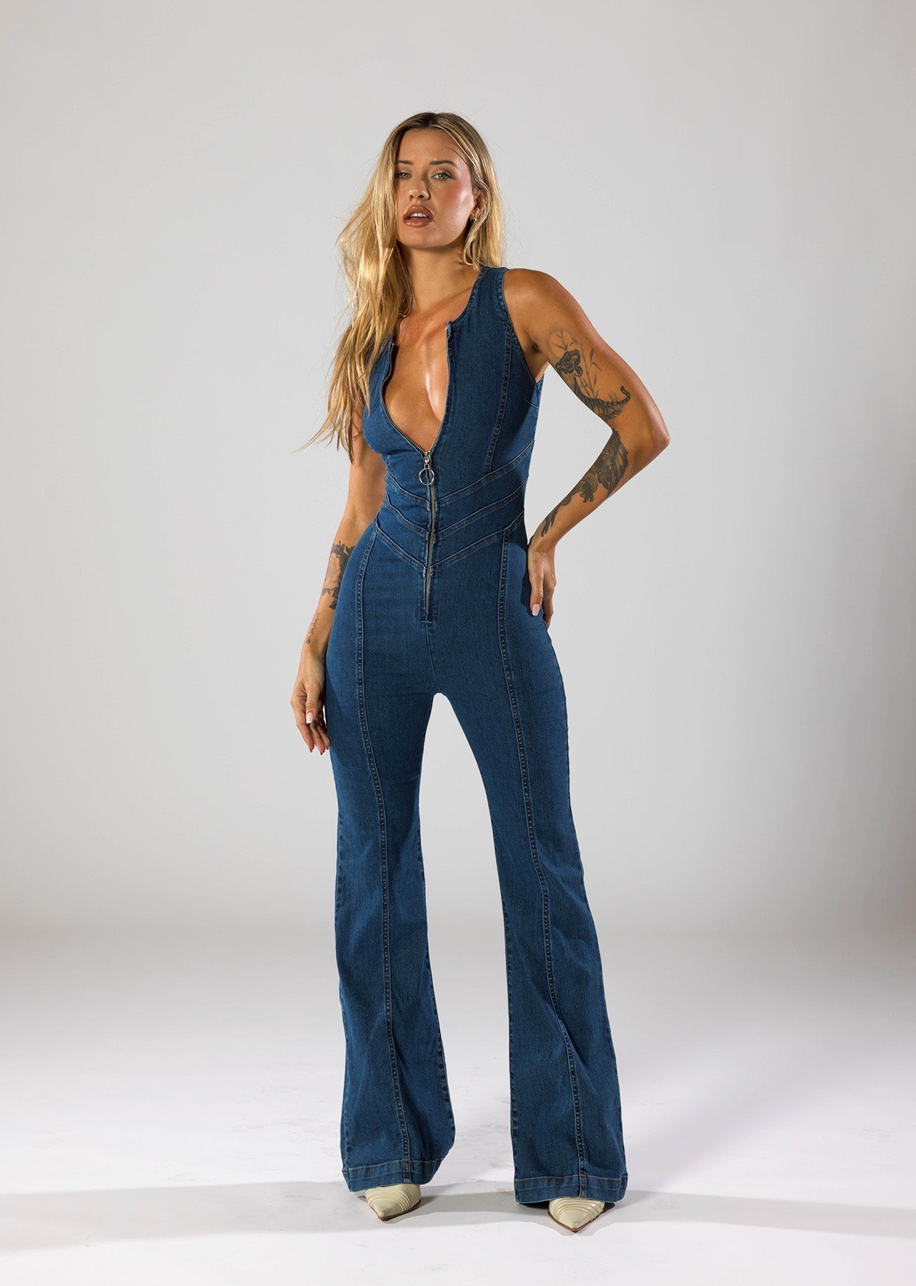 Denim Jumpsuit - Dames jumpsuit zonder mouwen met ritssluiting aan de voorkant en uitlopende pijpen-Boutique Moda