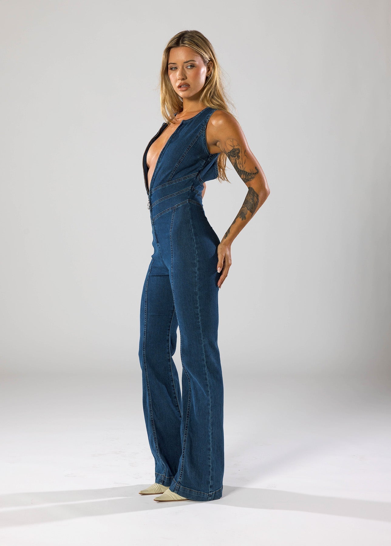 Denim Jumpsuit - Dames jumpsuit zonder mouwen met ritssluiting aan de voorkant en uitlopende pijpen-Boutique Moda
