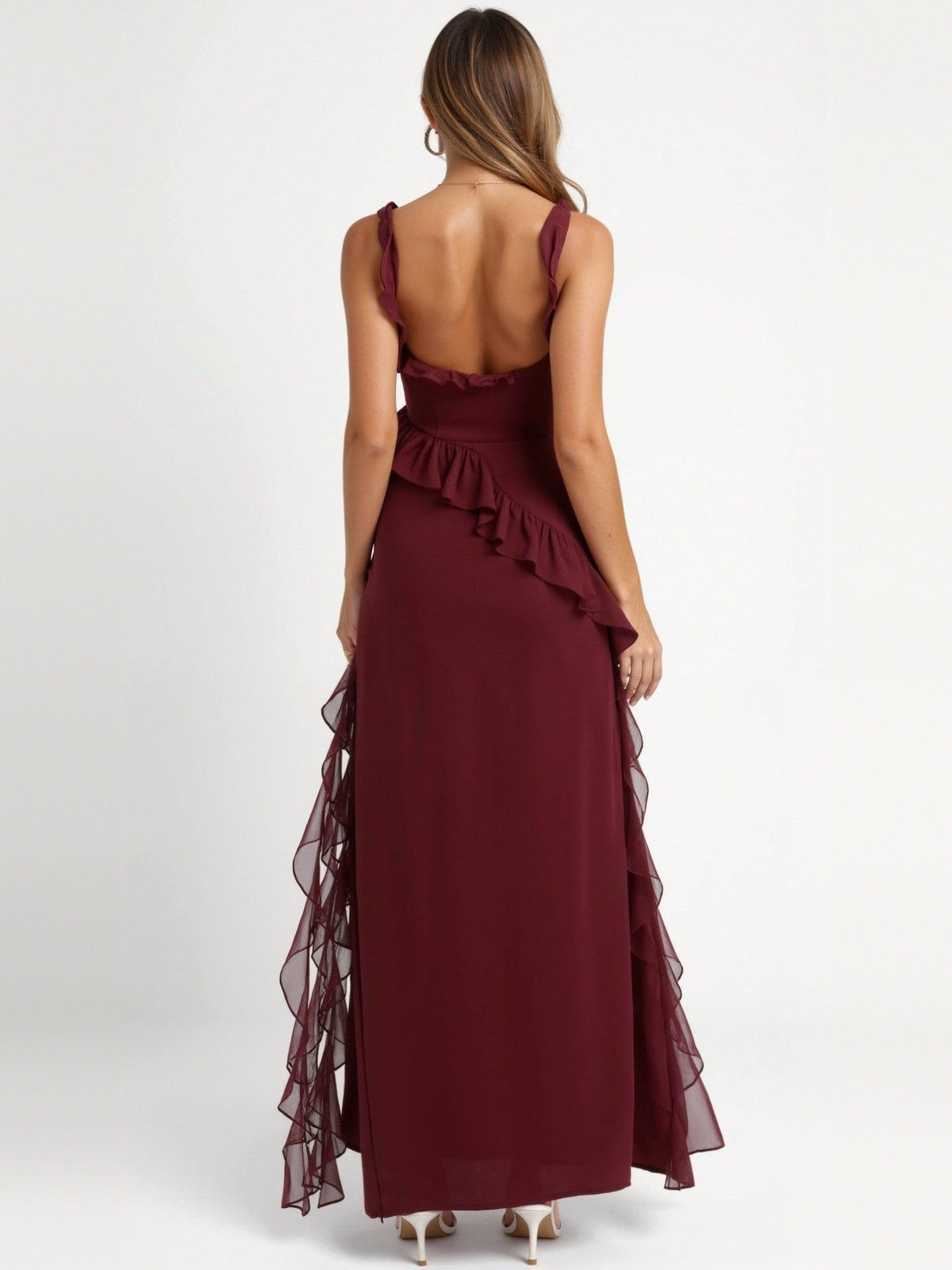 Bordeauxrode maxi-jurk met open rug en ruches, gedragen door vrouw | Boutique Moda