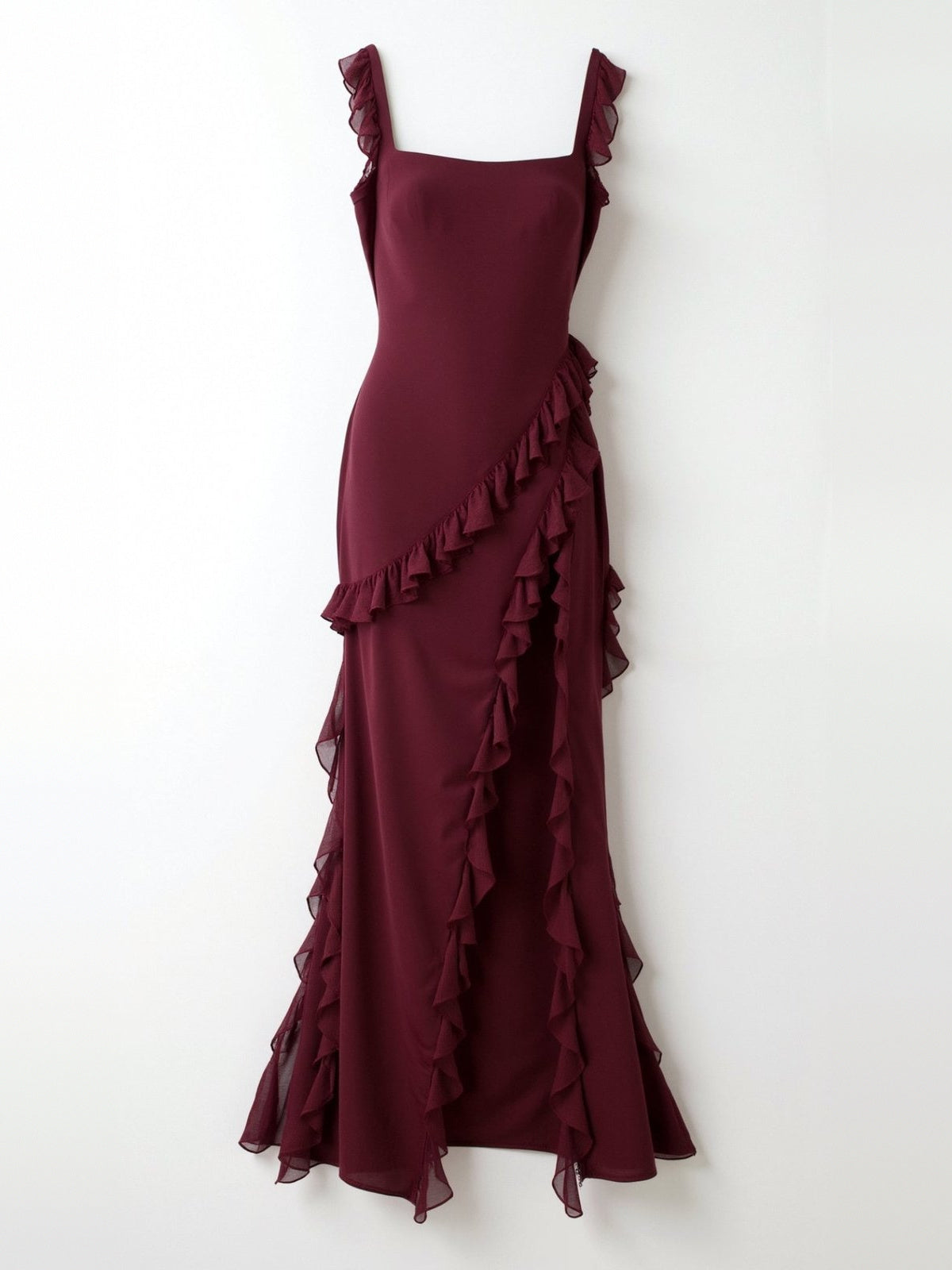 Bordeauxrode maxi jurk met ruches en split, hangend getoond op wand | Boutique Moda