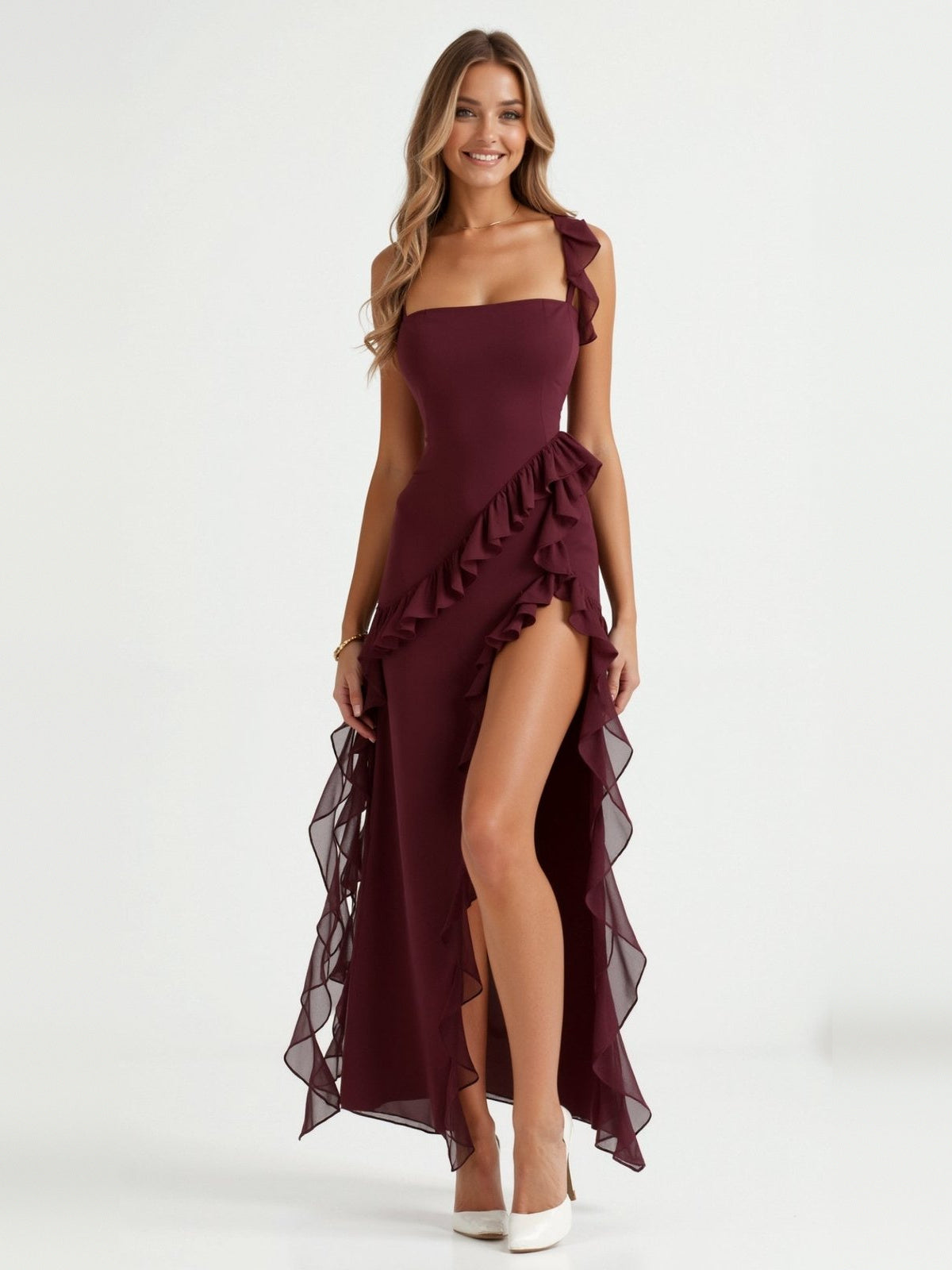 Bordeauxrode maxi jurk met ruches en split, gedragen door vrouw met naaldhakken | Boutique Moda