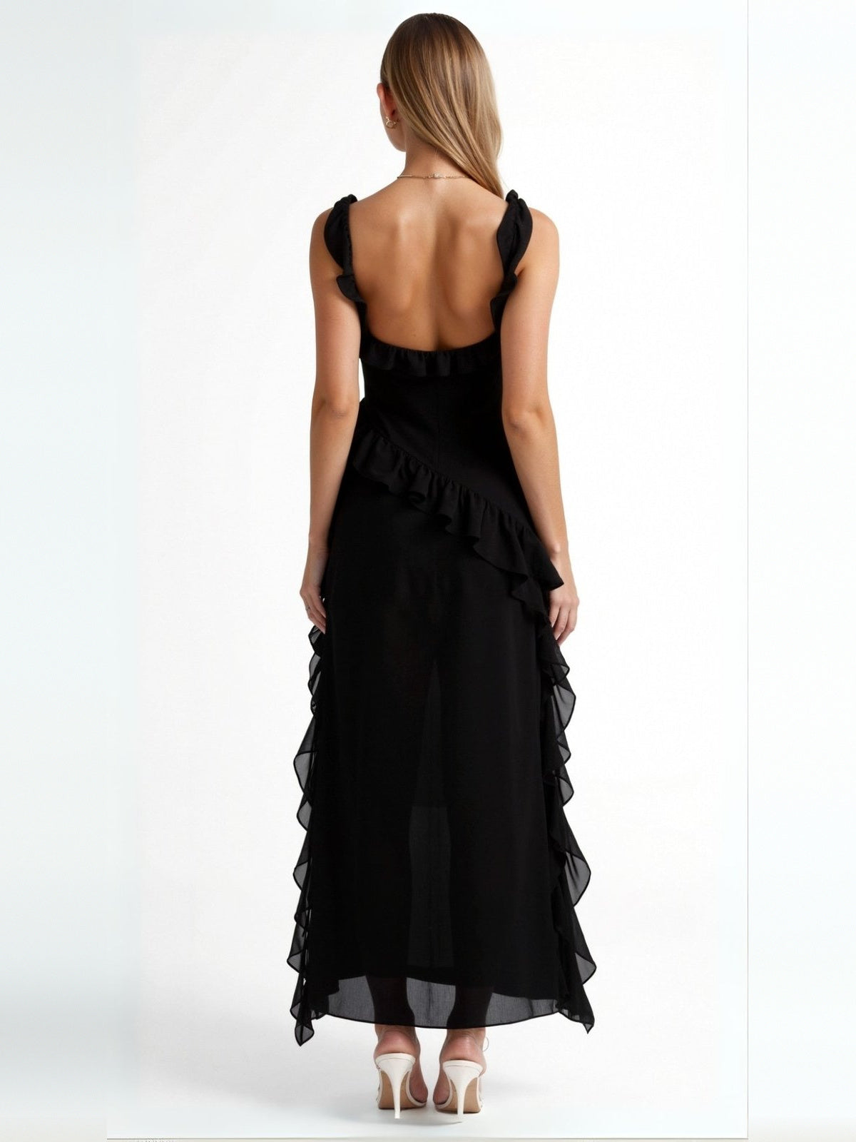 Zwarte maxi jurk met ruches, achteraanzicht, gedragen door model met witte hakken | Boutique Moda