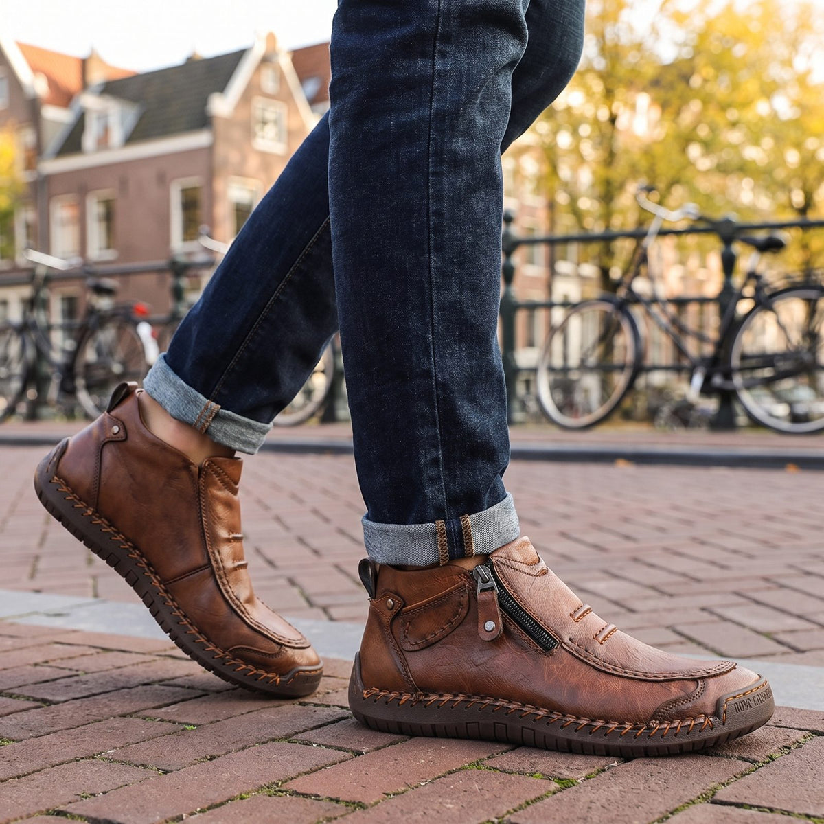 Bruine hoge herenschoenen met rits van vegan leer, gedragen met jeans op een Amsterdamse grachtenstraat | Boutique Moda
