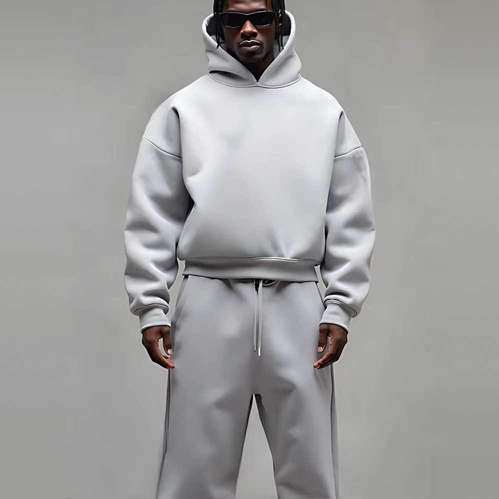 Grijze hoodie met joggingbroek, effen stof, gedragen door man met zonnebril | Boutique Moda