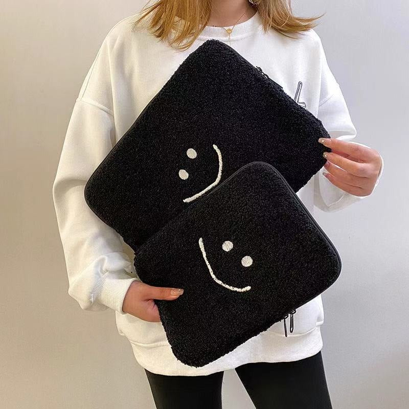 Laptophoes van teddystof met smiley 10