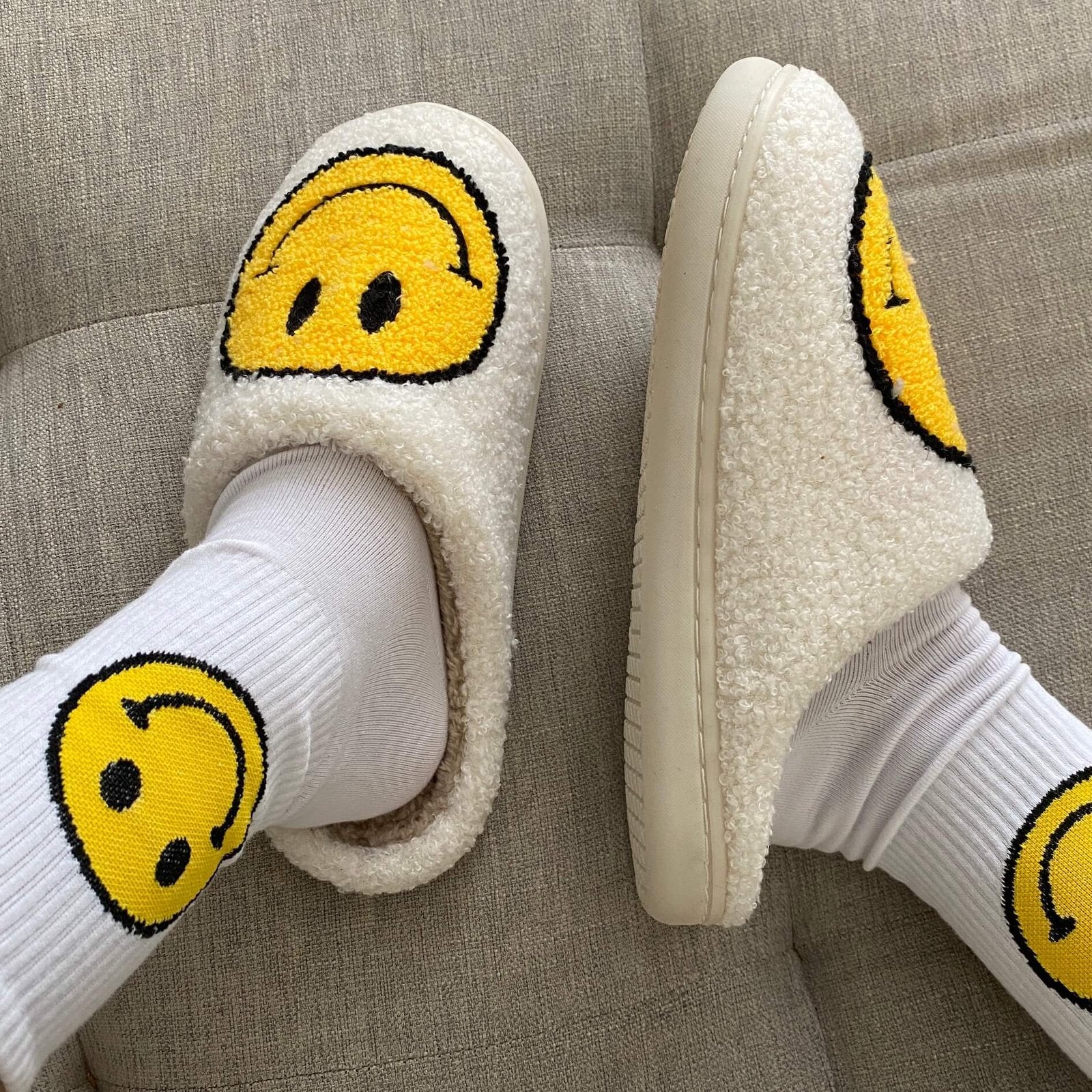 Sloffen met geborduurde smiley 12