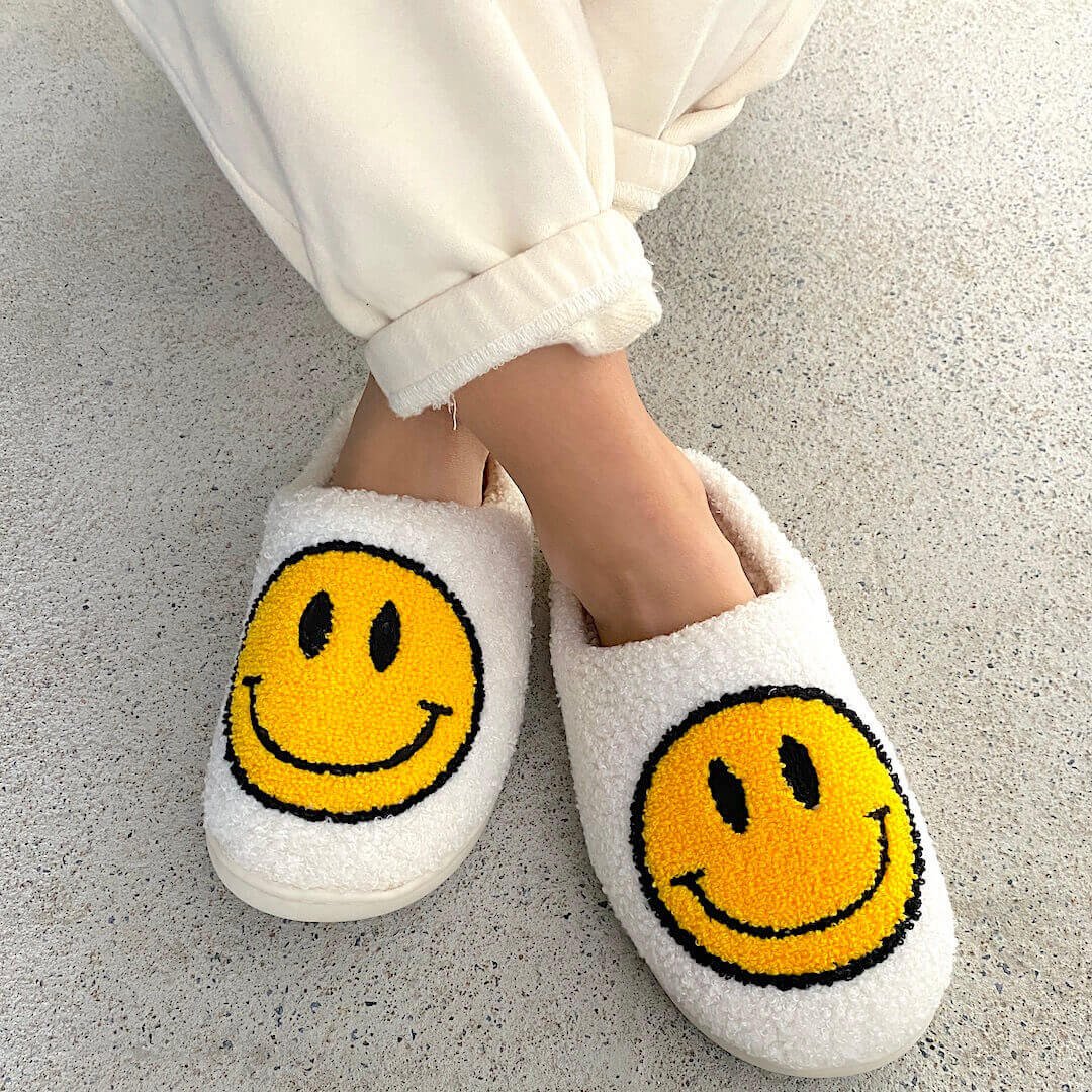 Sloffen met geborduurde smiley 2