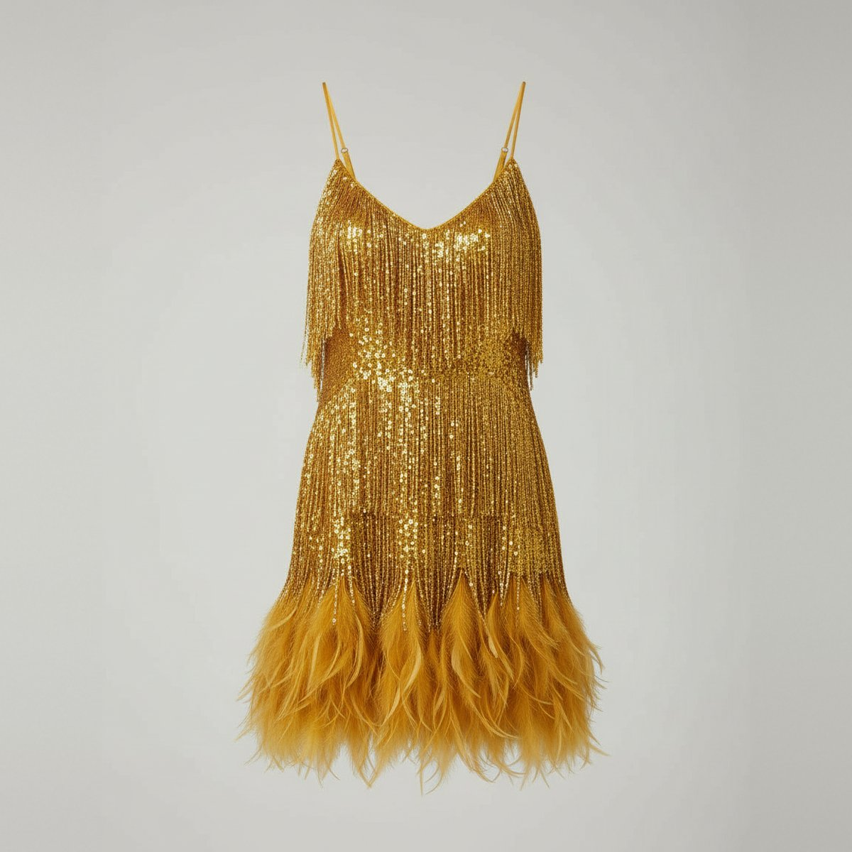 Gouden pailletten mini-jurk met kwastjes en veren, uitgestald op onzichtbare mannequin | Boutique Moda