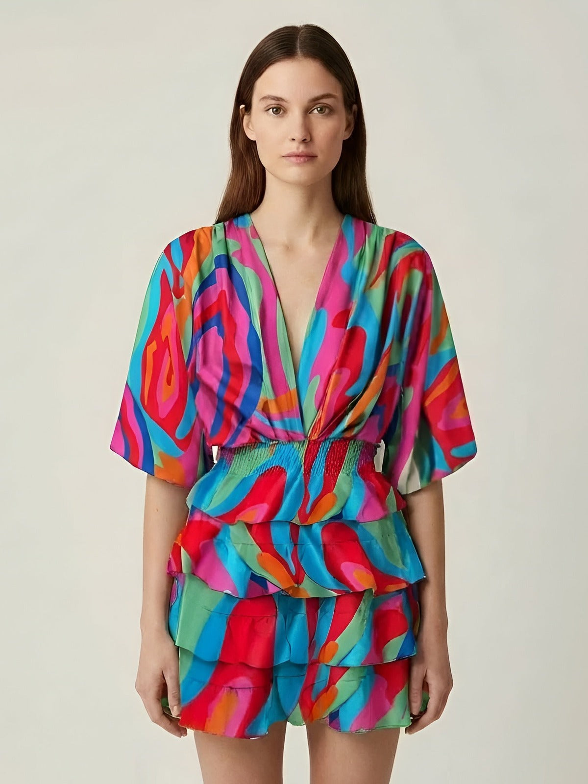 Veelkleurige minijurk met abstracte print - ruchesjurk met V-hals