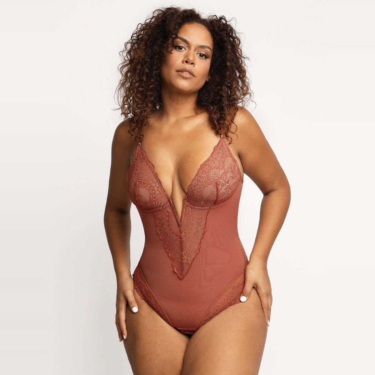 Roodbruine kanten bodysuit met diepe V-hals, gedragen door vrouw | Boutique Moda