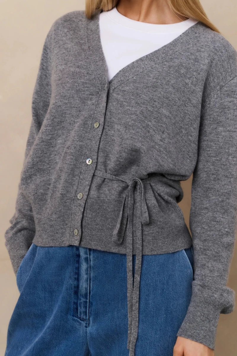Knoopje-up vest | Stropdas taille | Grijs | Gebreid vest | Damesbreigoed-Boutique Moda