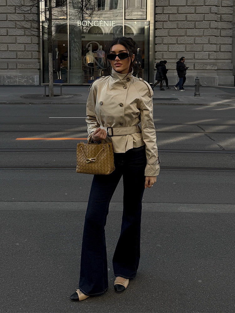 Korte trenchcoat - Klassieke trenchcoat voor dames met dubbele knoopsluiting en riem-Boutique Moda