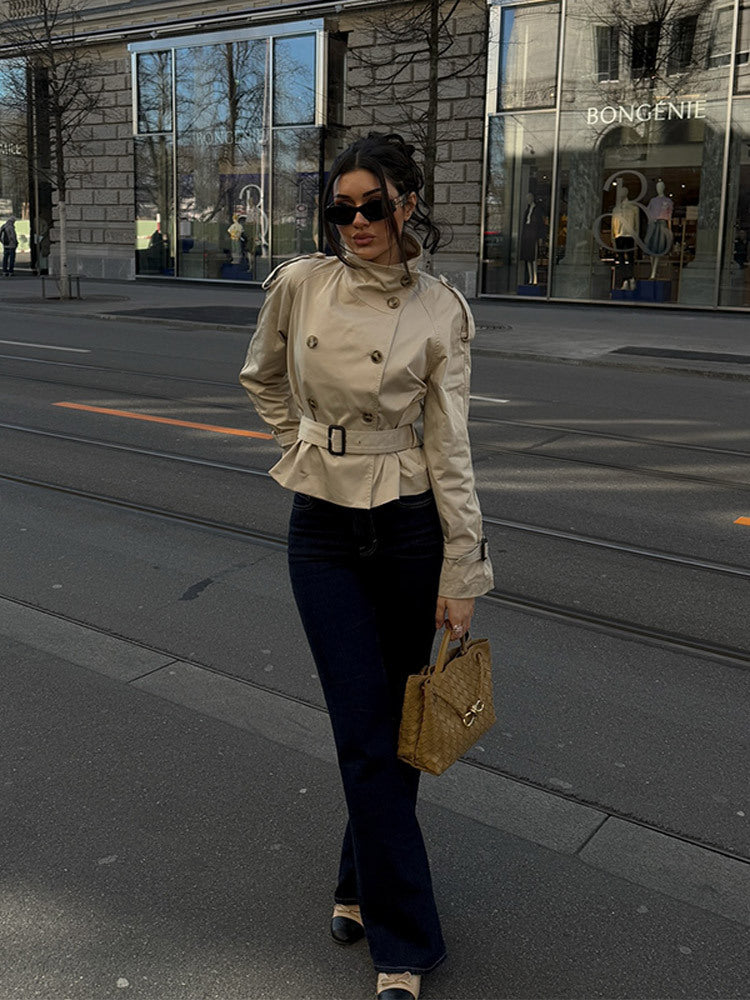 Korte trenchcoat - Klassieke trenchcoat voor dames met dubbele knoopsluiting en riem-Boutique Moda