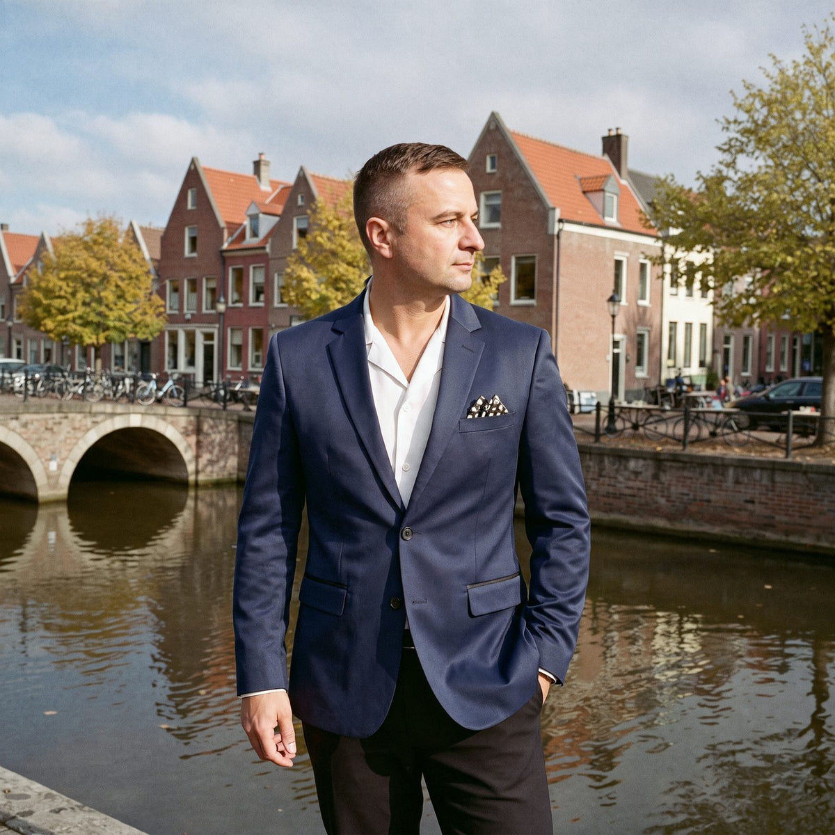 Man draagt de marineblauwe satijnen kostuumjas met wit overhemd aan de Oudegracht in Utrecht | Boutique Moda