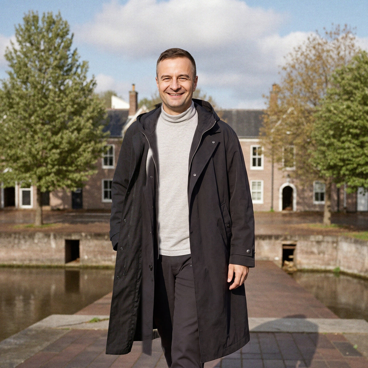 Lange regenjas voor heren in zwart, gedragen aan de Oudegracht in Utrecht