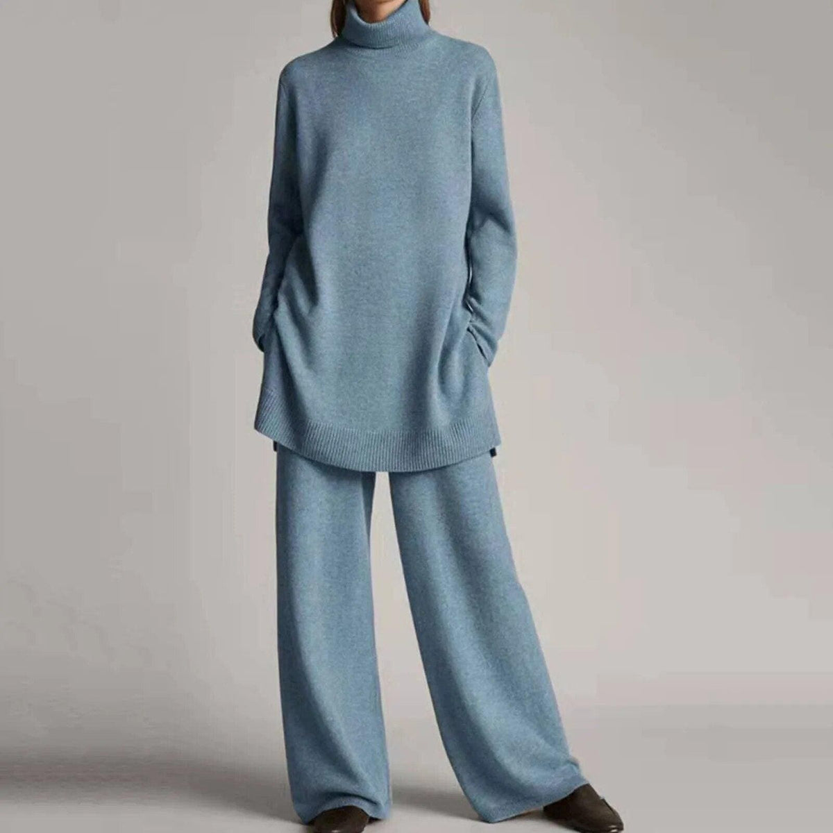 Blauwe coltrui met wijde broek, gebreide set, gedragen door vrouw | Boutique Moda