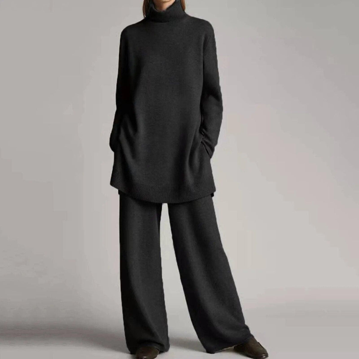 Zwarte oversized coltrui met wijde broek, gedragen door vrouw | Boutique Moda