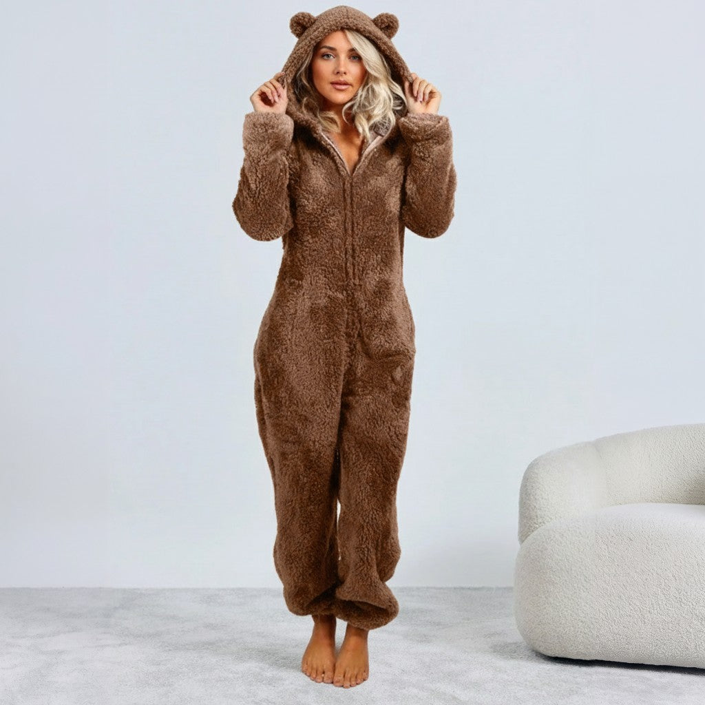 Bruine fleece onesie met beren-oren capuchon, gedragen door vrouw | Boutique Moda