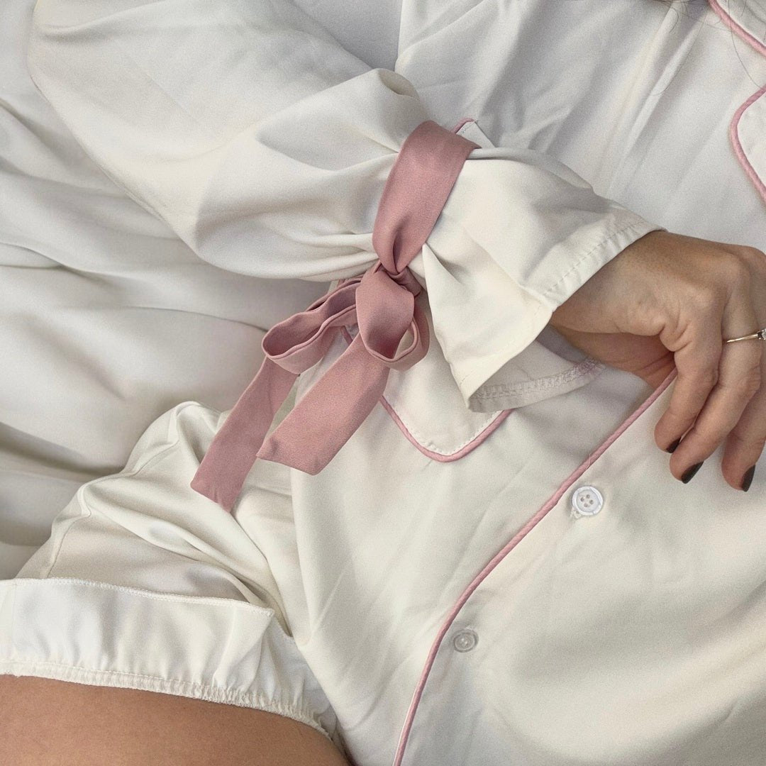 Pyjama Dames | Satijn Shortama | Strikdetail Wit En Roze-Boutique Moda
