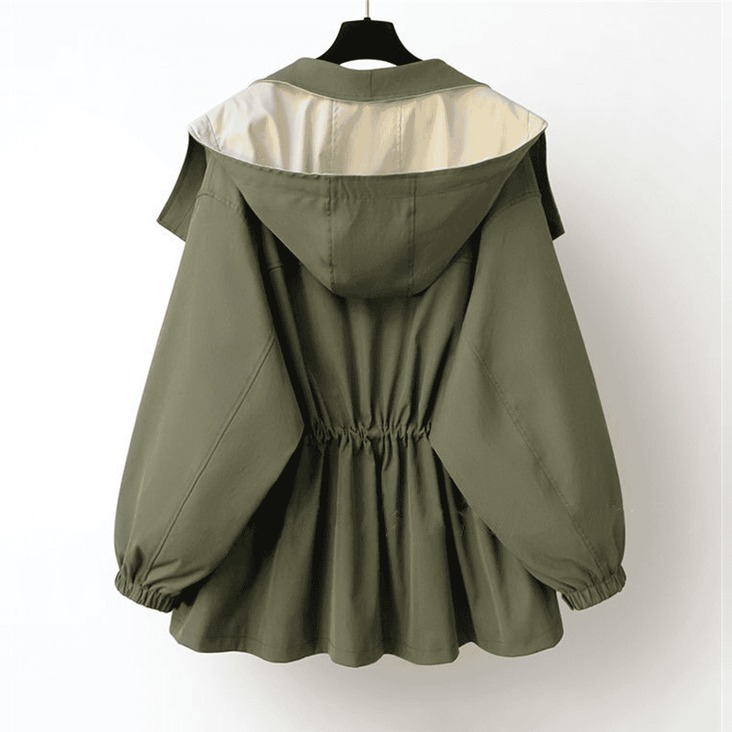 Legergroene regenjas met capuchon en getailleerde pasvorm, hangend op hanger | Boutique Moda