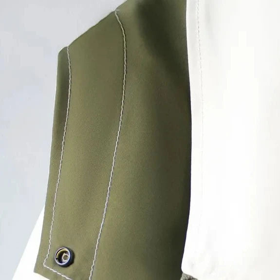 Groene mouwflap met witte stiksels en knoopdetail, close-up productfoto | Boutique Moda