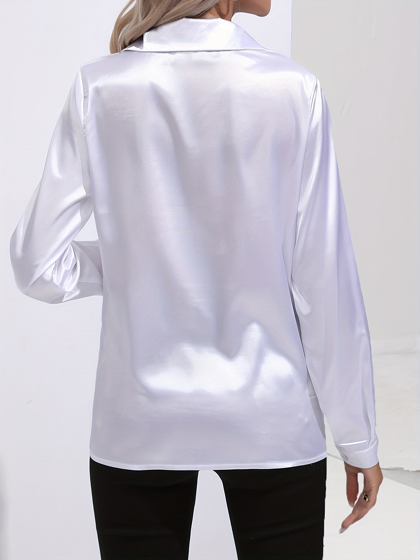 Satijnen blouse - Glanzend damesoverhemd met lange mouwen en knopen-Boutique Moda