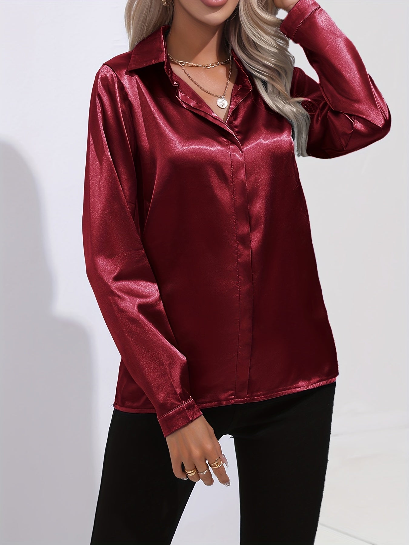 Satijnen blouse - Glanzend damesoverhemd met lange mouwen en knopen-Boutique Moda
