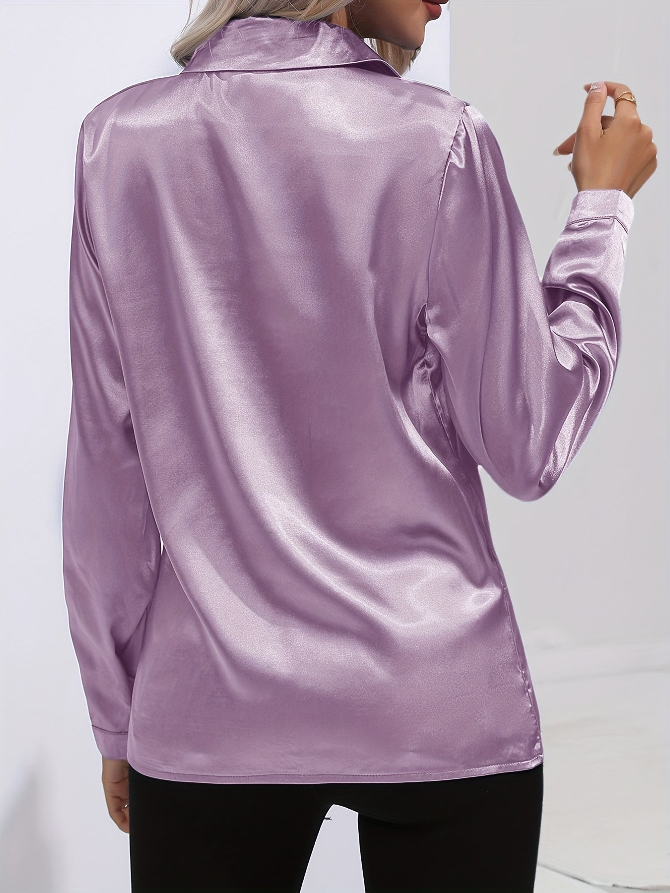 Satijnen blouse - Glanzend damesoverhemd met lange mouwen en knopen-Boutique Moda