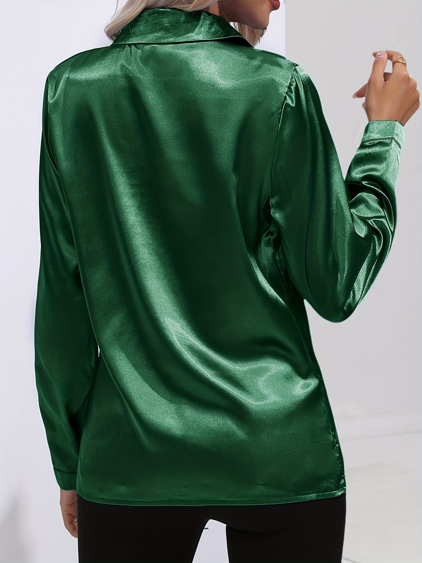 Satijnen blouse - Glanzend damesoverhemd met lange mouwen en knopen-Boutique Moda