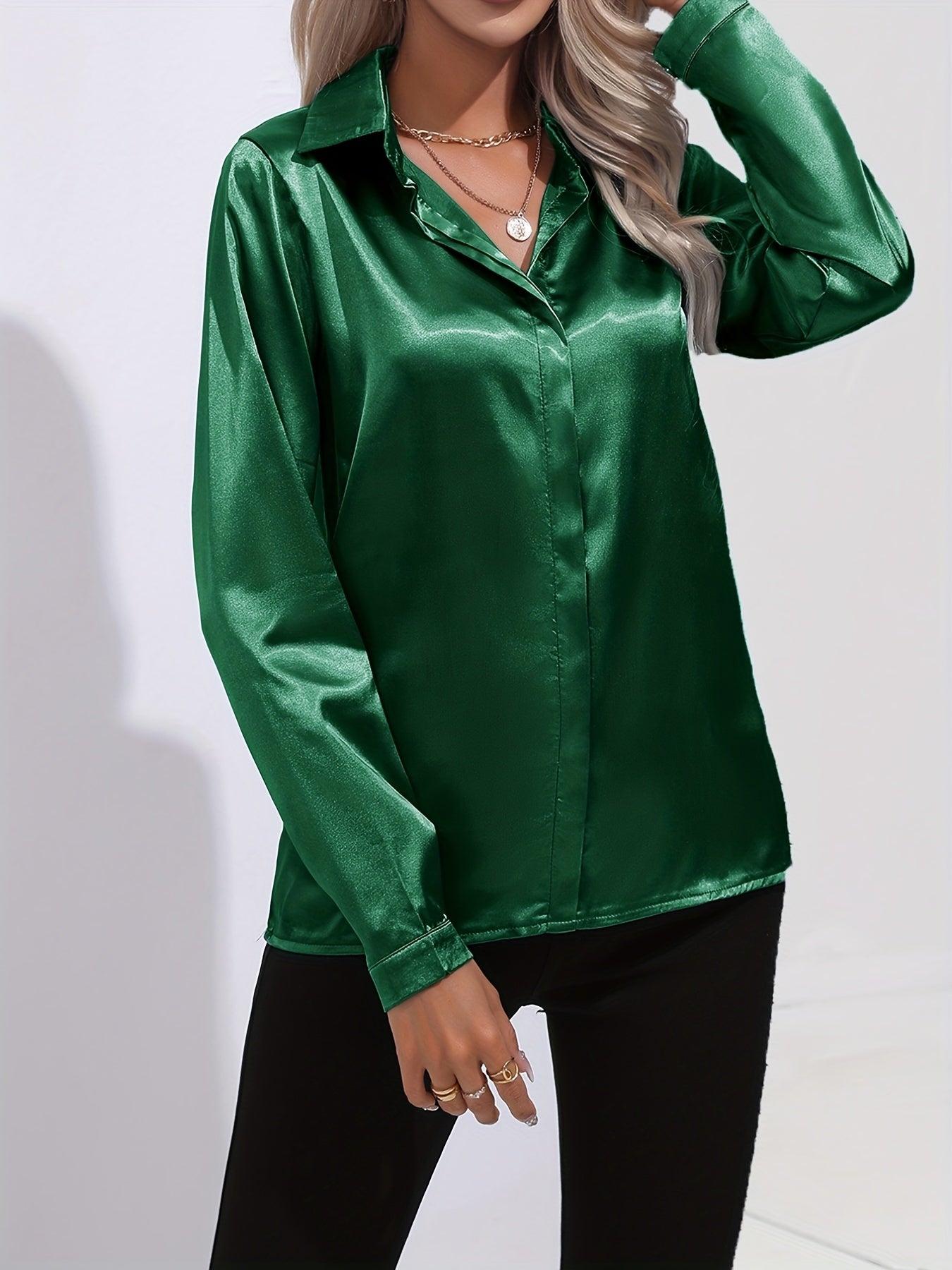 Satijnen blouse - Glanzend damesoverhemd met lange mouwen en knopen-Boutique Moda