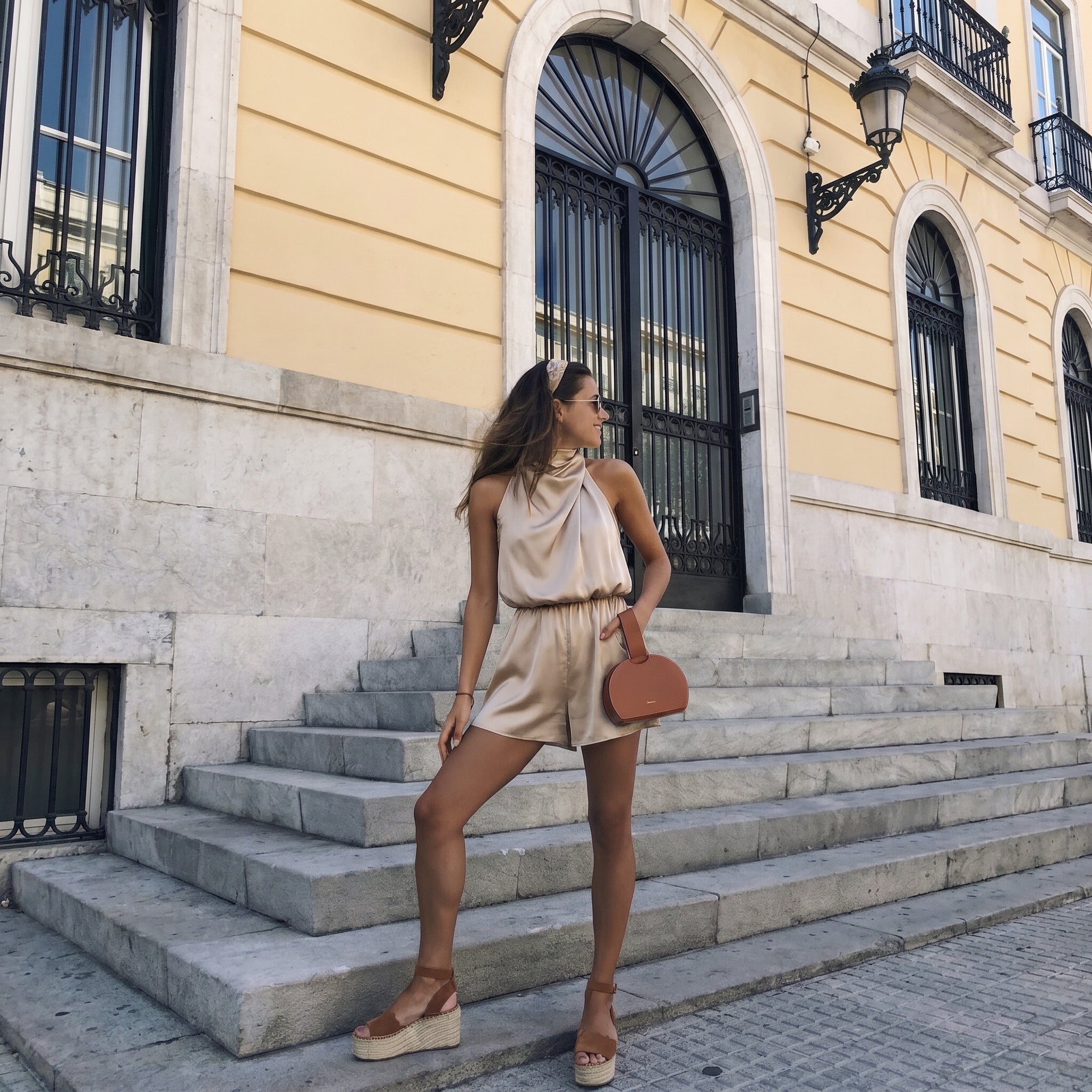 Satijnen playsuit dames – Korte jumpsuit met halternek-Boutique Moda