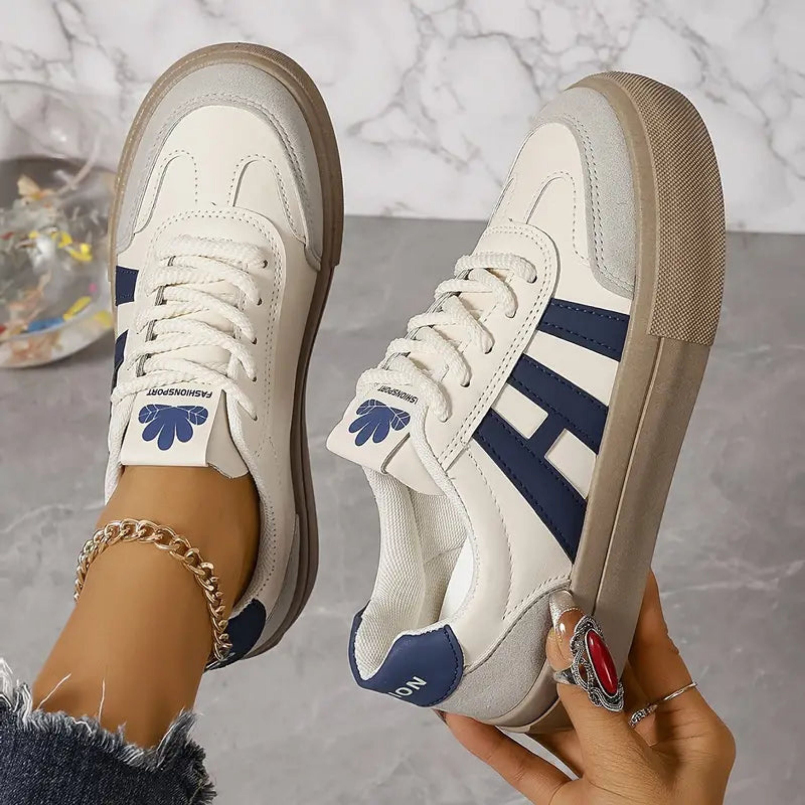 Sneakers | 3 strepen | Vetersluiting | Witte sneakers | Damesschoenen-Boutique Moda